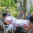 Bei Kaffee und Kuchen im Garten